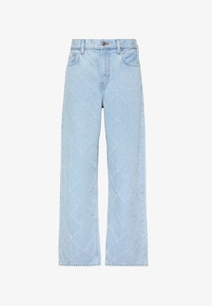 Jean en denim bleu clair avec une taille haute et des jambes larges, présentant un motif discret matelassé en forme de losanges sur toute la surface.