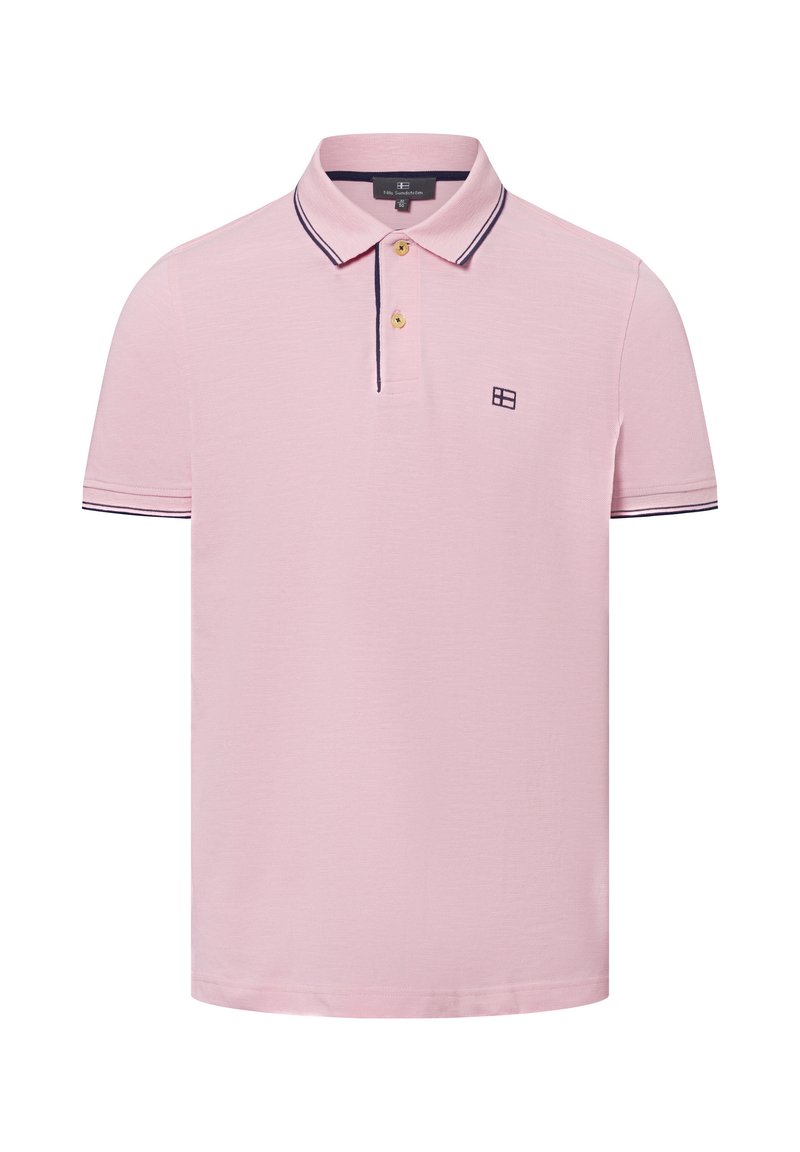 Różowa koszulka polo z teksturowanej tkaniny, krótkie rękawy, dwa guziki przy kołnierzy, oraz granatowe akcenty na kołnierzu i mankietach.