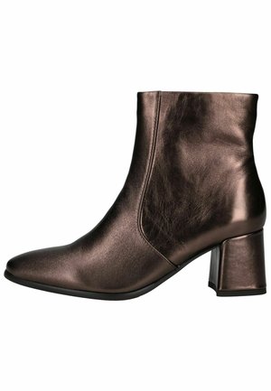 Bruine metallic leren enkellaars met vierkante blokhak en spitse neus, zijritssluiting, gladde textuur.