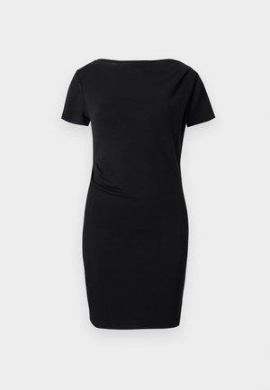 Robe noire ajustée à manches courtes, longueur genou, encolure bateau, texture lisse, présentée sur fond gris clair uni.