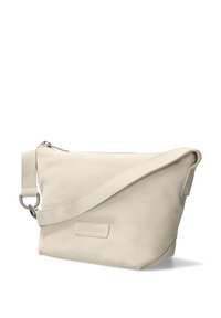 Borsa a tracolla in suede beige con chiusura a zip, tracolla regolabile e superficie testurizzata. Presenta una patch con logo sulla parte anteriore.