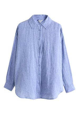 Chemise en lin bleu clair à manches longues, boutonnée, avec un col pointu et une coupe décontractée sur fond blanc.