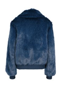 Giacca in finta pelliccia di colore blu scuro con una texture morbida, polsini a costine e colletto. La vista posteriore mostra un design squadrato e una lunghezza della pelliccia uniforme.