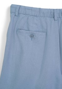 Hellblaue Hose aus weichem Stoff, mit elastischem Bund, einer Gesäßtasche mit Knopfdetail und glatter Textur.