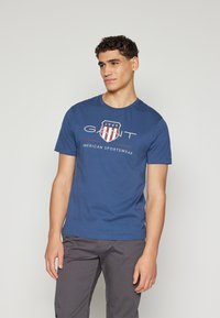 GANT REG ARCHIVE SHIELD - Tricou cu imprimeu - dusty blue sea