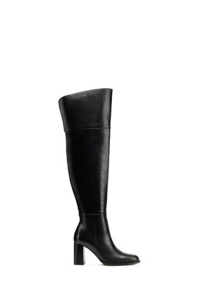 Czarny skórzany but za kolano z blokowym obcasem i zaokrąglonym noskiem, pokazany z boku na białym tle.