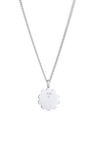Zilveren ketting met een scalloped hanger, gemarkeerd "925." De hanger heeft een gladde textuur en is gepolijst voor een mooie glans.