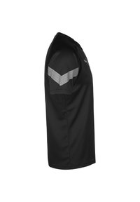 T-shirt noir à manches courtes pour homme, fabriqué dans un tissu respirant, avec une texture lisse et des accents gris réfléchissants sur les épaules en motif chevron.