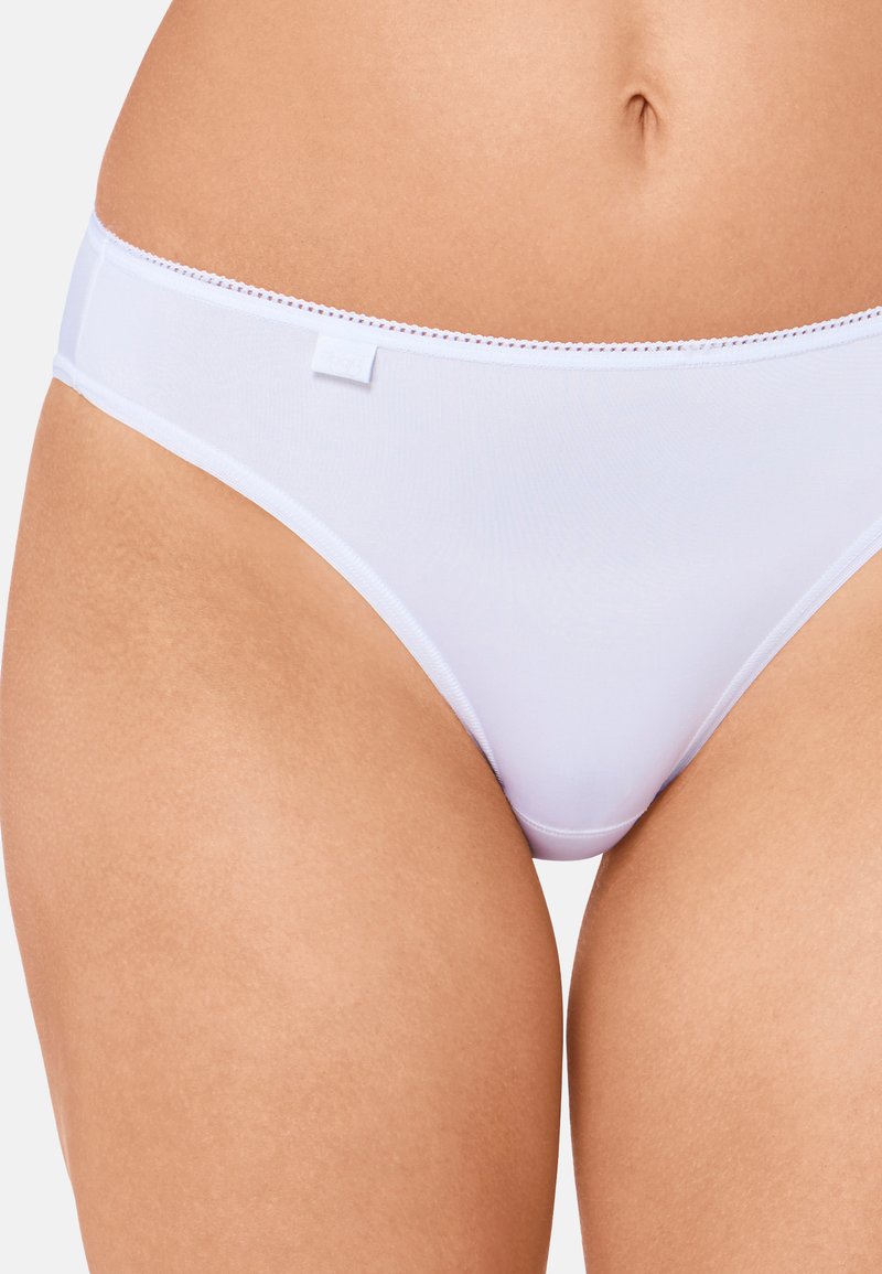 Bikini en coton blanc avec une texture lisse, design taille basse et une seule couture décorative le long de la ceinture. Détails de marque minimaux visibles.