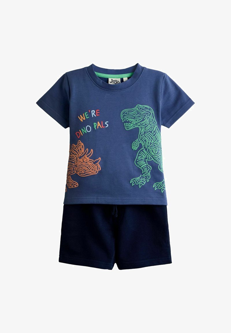 Costum pentru copii de culoare bleumarin, format din pantaloni scurți și tricou cu imprimeu verde T-Rex și triceratops portocaliu, inscripționat cu textul „Suntem prieteni dinozauri” în litere colorate.
