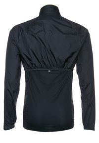 Chaqueta ligera negra con cuello, cintura elástica y mangas largas. Presenta un frente suave y una parte trasera de malla para mayor transpirabilidad.
