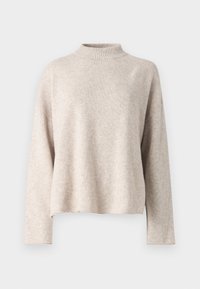 Beiger Strickpullover mit hohem Kragen, überschnittenen Schultern und langen Ärmeln. Weiche Textur und lockere Passform. Keine sichtbaren Muster oder Beschläge.