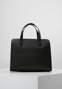 Borsa tote nera realizzata in materiale sintetico testurizzato, con doppi manici e forma rettangolare strutturata dal design minimalista.