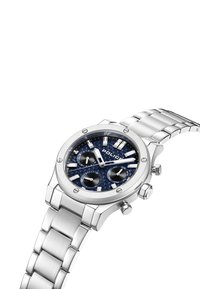 Silversurfad klocka i rostfritt stål med en blå texturerad urtavla och tre små urtavlor, med en borstad armband och polerade detaljer.