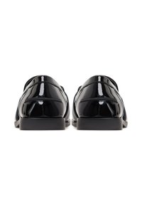 Chaussures en cuir verni noir avec une texture lisse, bout rond, talon bas et couture détaillée à l'arrière. Design simple et classique.