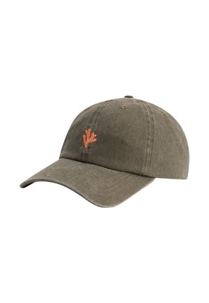 Olijfgroene baseballpet met gebogen klep en kleine oranje borduurwerk in koraalvorm aan de voorzijde in het midden.