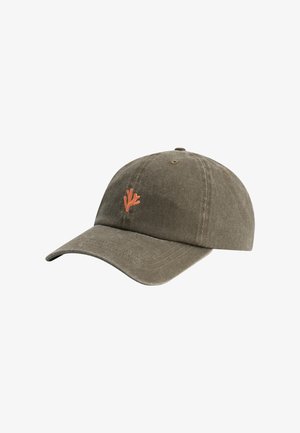 Casquette de baseball vert olive avec une visière incurvée et une petite broderie orange en forme de corail au centre avant.