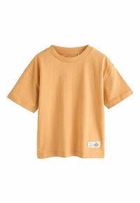 Kurzärmeliges T-Shirt in Senfgelb aus Baumwolle, mit Rundhalsausschnitt und einem kleinen Aufnäher mit der Aufschrift "LET'S GO OUTSIDE" am unteren Saum.