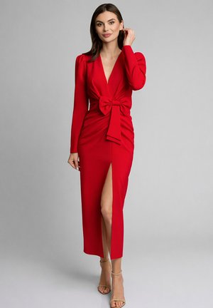 Czerwona sukienka z długim rękawem, głębokim dekoltem w serek, wiązana w talii i z rozcięciem do uda. Wykonana z gładkiej tkaniny o dopasowanym kroju.