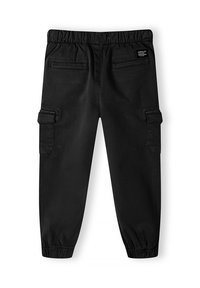 Zwarte cargobroek met een elastische tailleband, zijcargozakken en een gladde textuur. Voorzien van een logo-patch op de achterkant.