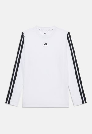 Hvid langærmet skjorte med sort tre-stribet design langs skuldrene og et lille sort logo i midten. Lavet af blødt stof.