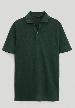 Donkergroen poloshirt met korte mouwen, twee knopen aan de sluiting en een omgeplooide kraag, getoond tegen een effen lichtgrijze achtergrond.