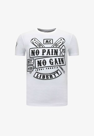 Wit T-shirt met zwarte tekst "No Pain No Gain", gekruiste knuppels en extra tekst "MC", "1%", "Est. 1453" en "Liberty".