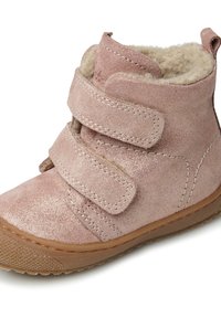 Stivali alla caviglia in suede rosa con doppie cinghie in velcro, morbida fodera interna, suola in gomma e suola testurizzata per una buona aderenza.