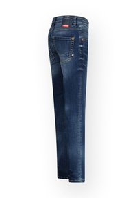 Jeans in denim blu scuro con taglio dritto, cinque tasche, cuciture a contrasto e una toppa con marca sulla vita. Finitura usurata.