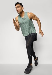 Nike Performance MILER TANK - Débardeur - clay green/reflective silver-coloured