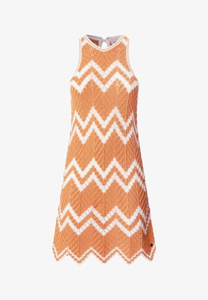 Rochie fără mânici de culoare portocalie cu un model în zigzag alb, având un tiv decupat și un material tricotat texturat. Include o deschidere la spate în formă de cheie.