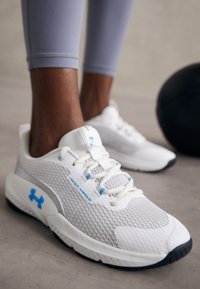 Unselected, white/metallic silver/capri