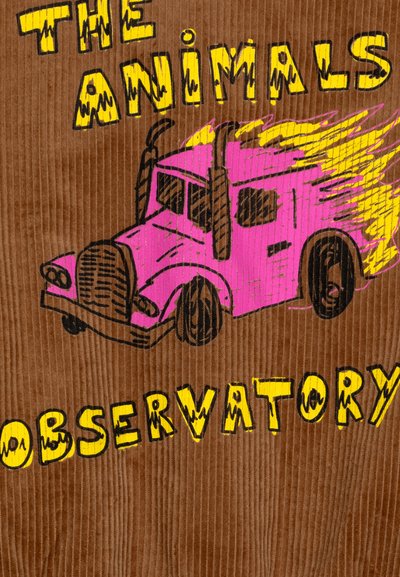 Brun kordfløyel med et grafisk design av en rosa lastebil med gule flammer, sammen med fet gul tekst som sier "The Animals Observatory."