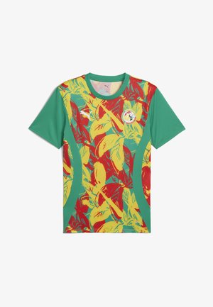 Sport-T-Shirt in Grün mit einem lebhaften tropischen Blattmuster in Rot und Gelb, Rundhalsausschnitt und Logo auf der Brust.