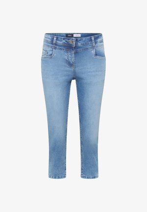 Jean court en denim bleu clair avec bouton devant, fermeture éclair, passants de ceinture et poches avant.