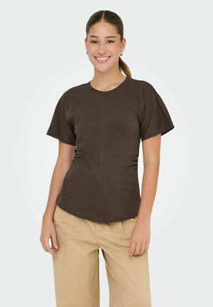 Brun kortärmad T-shirt med rund hals och mjuk drapering vid midjan, tillverkad av mjukt och lätt tyg.