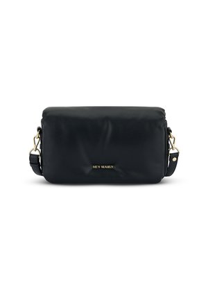 Zwarte leren rechthoekige crossbody tas met een zachte textuur, gouden logo detail en verstelbare schouderband. Gladde afwerking en minimalistisch ontwerp.