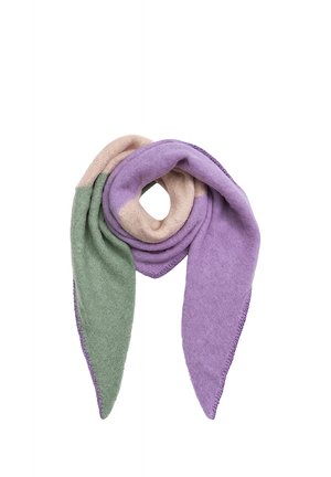 Weicher Schal mit Farbblöcken in Grün, Beige und Lila, gefaltet mit herunterhängenden Enden vor weißem Hintergrund.