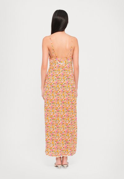 Largo vestido floral con una base rosa y flores en tonos naranja, amarillo y púrpura. Tirantes delgados ajustables y una silueta recta.