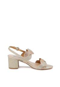 Sandalo con punta aperta e tacco blocco. Presenta un materiale glitter oro chiaro e blush, un design con fascia curva e una fibbia regolabile alla caviglia.
