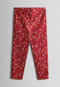 Czerwone legginsy dziecięce z elastycznym pasem, zdobione wzorem ptaków, kwiatów i kolorowych kształtów na jasnym tle.