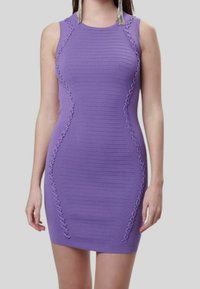 Robe de style bodycon violette avec texture côtelée, design sans manches et accents décoratifs en tresses le long des côtés. Silhouette ajustée.