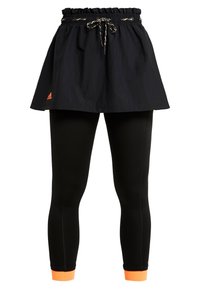 Svarta träningstights med en kort svart kjol ovanpå, med justerbart midjeband och orange detaljer vid ärmslut och logotyp.