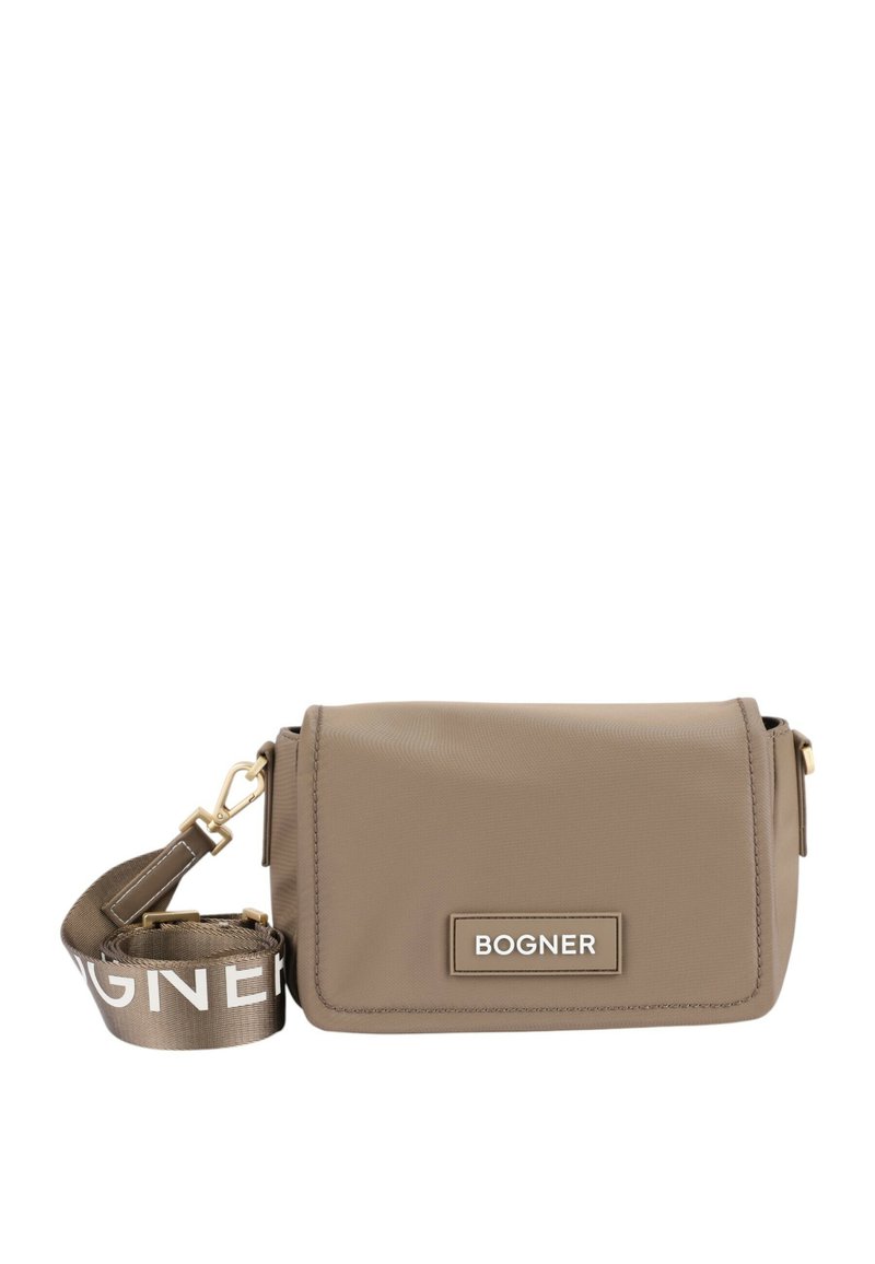 Borsa a tracolla sintetica beige con pattina ripiegabile, hardware dorato e una tracolla intrecciata che presenta il nome del marchio in bianco.