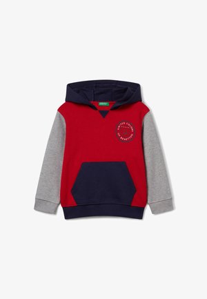 Sudadera con capucha de color rojo en la parte delantera, con mangas grises y detalles en azul marino. Incluye un bolsillo frontal y un logo circular en el pecho. Fabricada en material de mezcla de algodón.