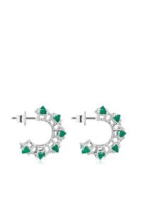 Pendientes de aro de plata con piedras preciosas triangulares verdes en un diseño decorativo, con acentos recortados y un acabado pulido.
