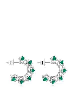 Pendientes de aro de plata con piedras preciosas triangulares verdes en un diseño decorativo, con acentos recortados y un acabado pulido.
