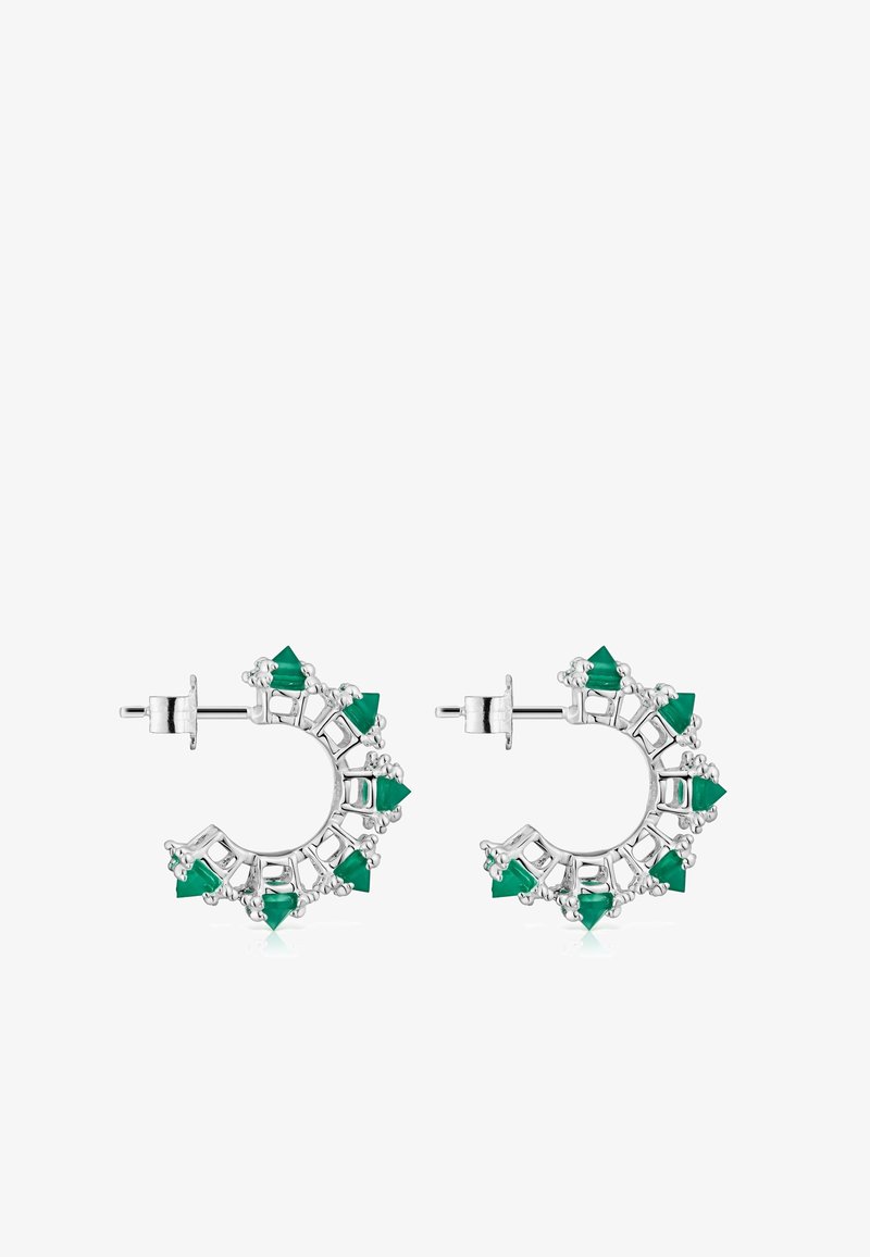 Boucles d'oreilles en argent avec des gemmes triangulaires vertes intégrées dans un design décoratif, dotées d'accents découpés et d'une finition polie.