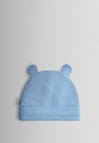 Svetlomodrá rebrovaná detská čiapka s dvoma zaoblenými ušnými akcentmi na vrchu a preloženým lemom. Vyrobená z mäkkého, pružného materiálu.
