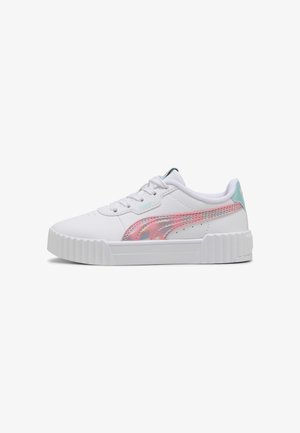 Sneaker bianco con suola in gomma testurizzata, dotato di una striscia laterale olografica rosa e teal, e dettagli pastello sulla parte posteriore e sulla linguetta.